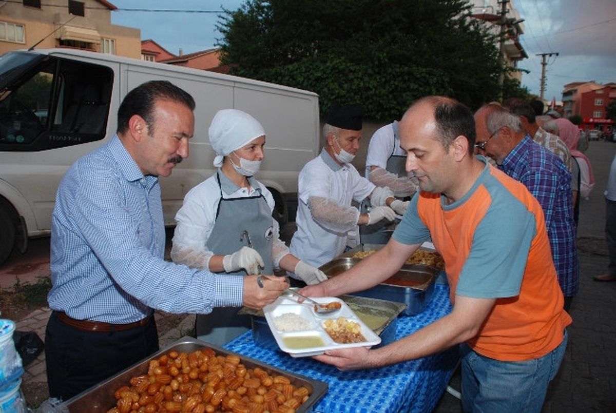 İzmit Belediyesi Mahalle İftarları Devam Ediyor