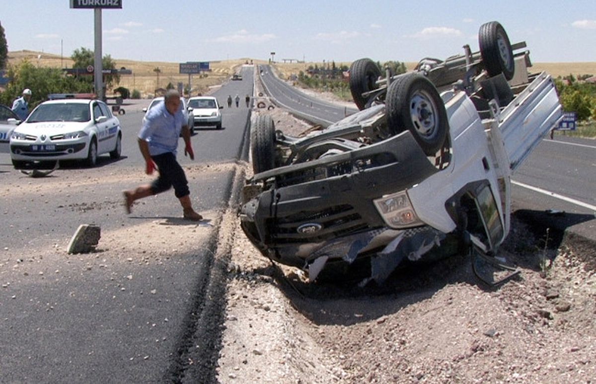 Kamyonet ile Kamyon Çarpıştı: 3 Yaralı