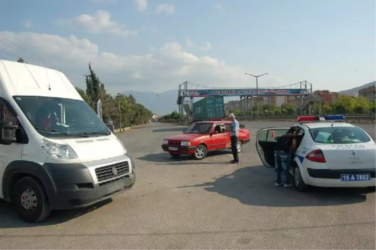 Kazada Yaralanan Tuğba'yı, Babası Ambulansa Böyle Taşıdı