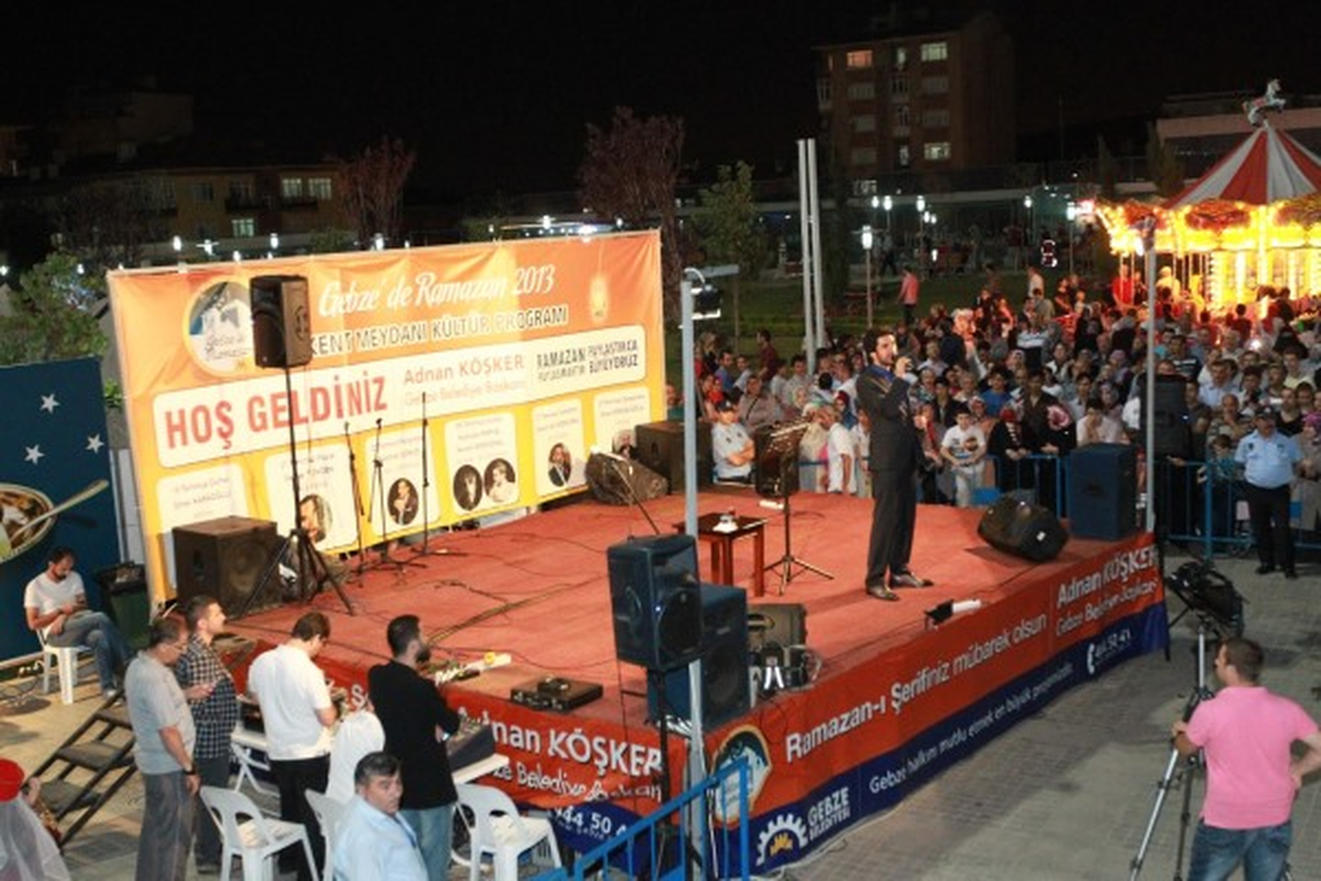 Kent Meydanında Şiir Dolu Akşam
