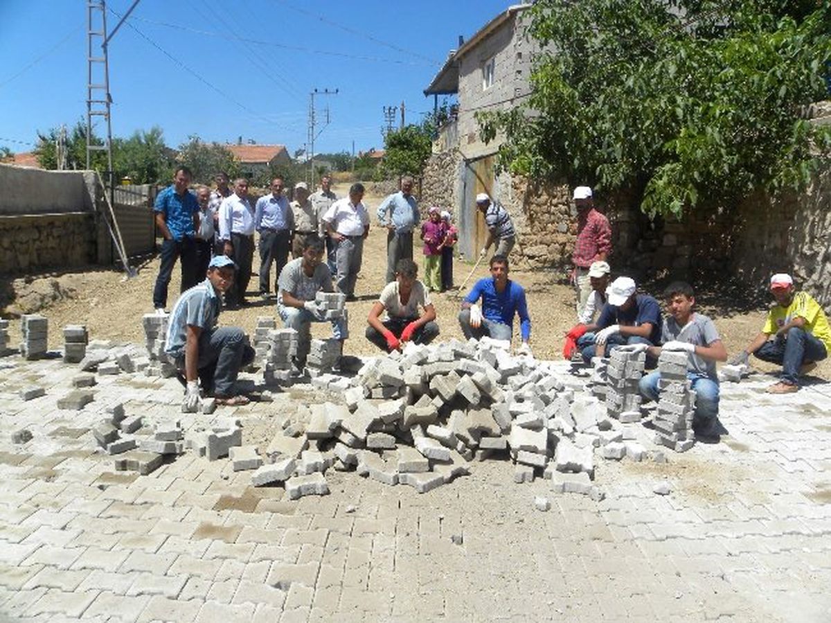 Köylünün Ayağı Çamurdan Kurtuluyor