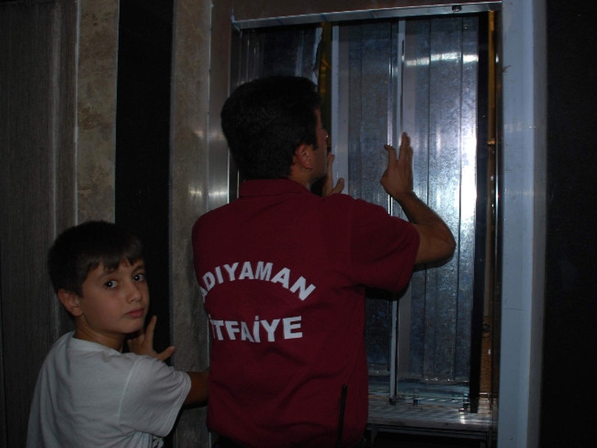 Küçük Çocuk Yarım Saat Asansörde Kurtarılmayı Bekledi