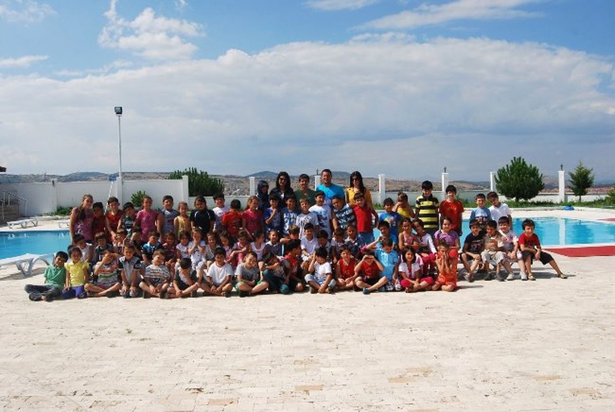 Kula\'da 120 Çocuk Yüzmeyi Öğrendi