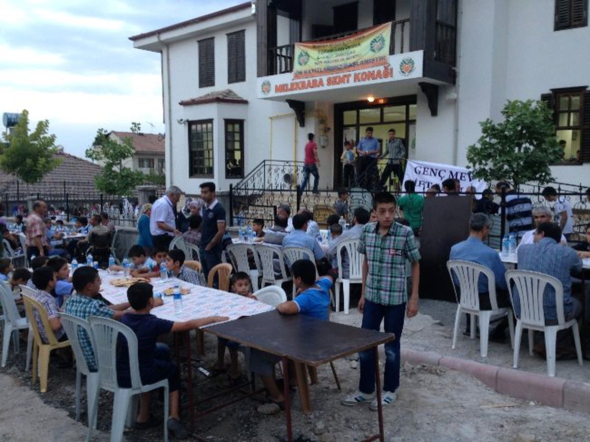 MEV, Öğrenci ve Ailelerine İftar Verdi