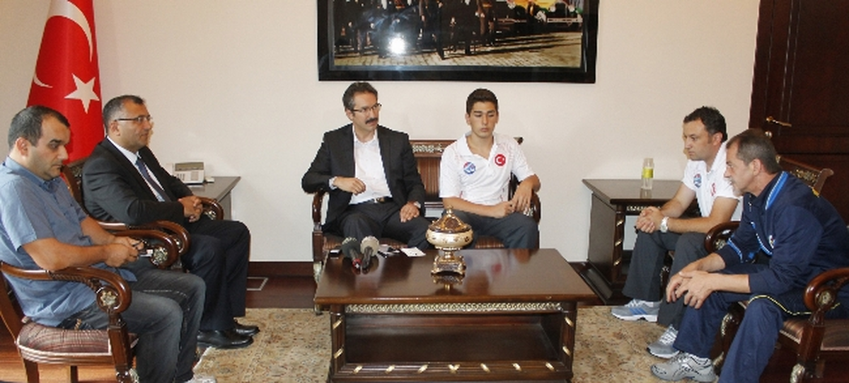 Milli Sporcudan Vali Çifçi\'ye Ziyaret