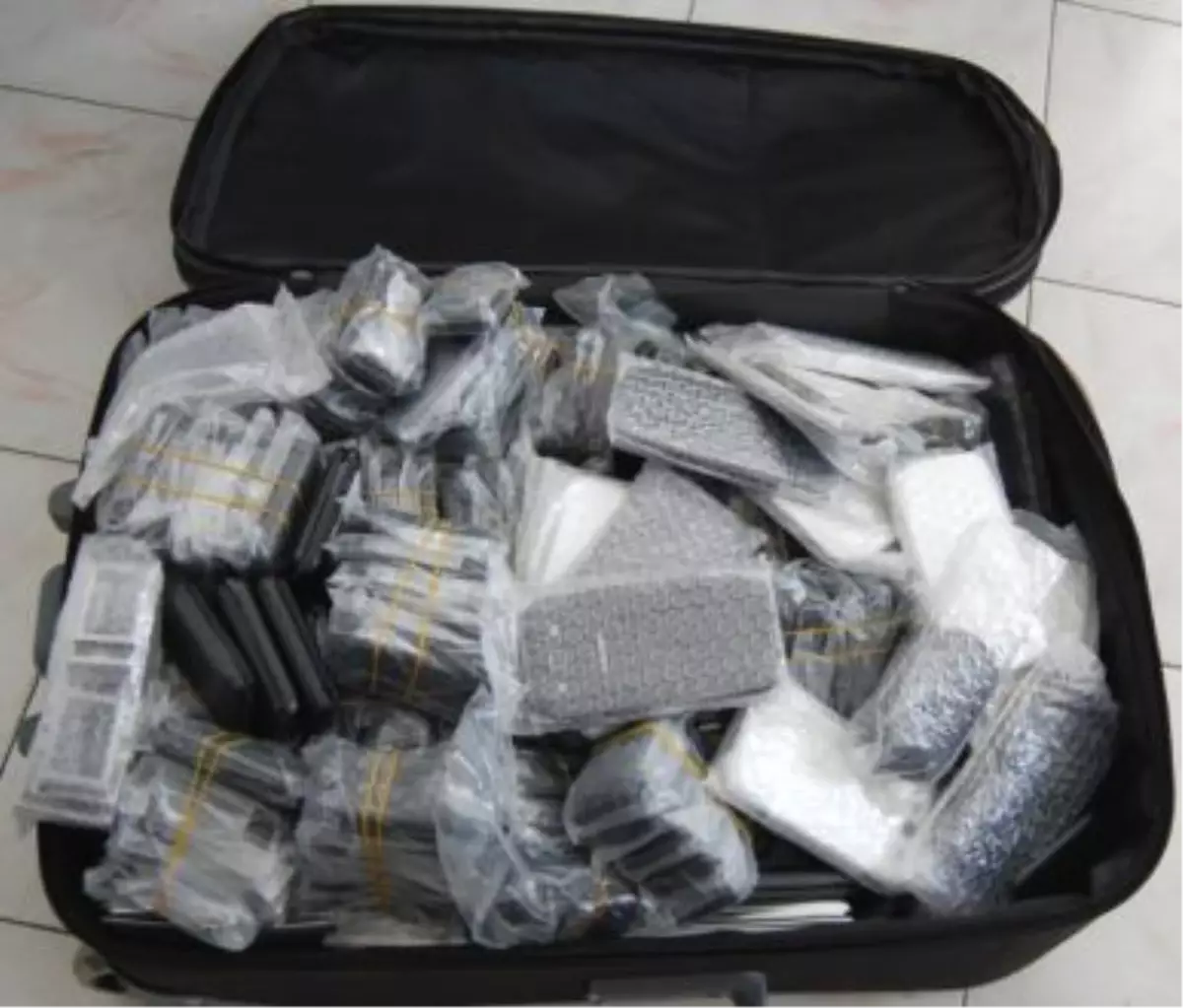 Nizip'te Kaçak Cep Telefonu Operasyonu