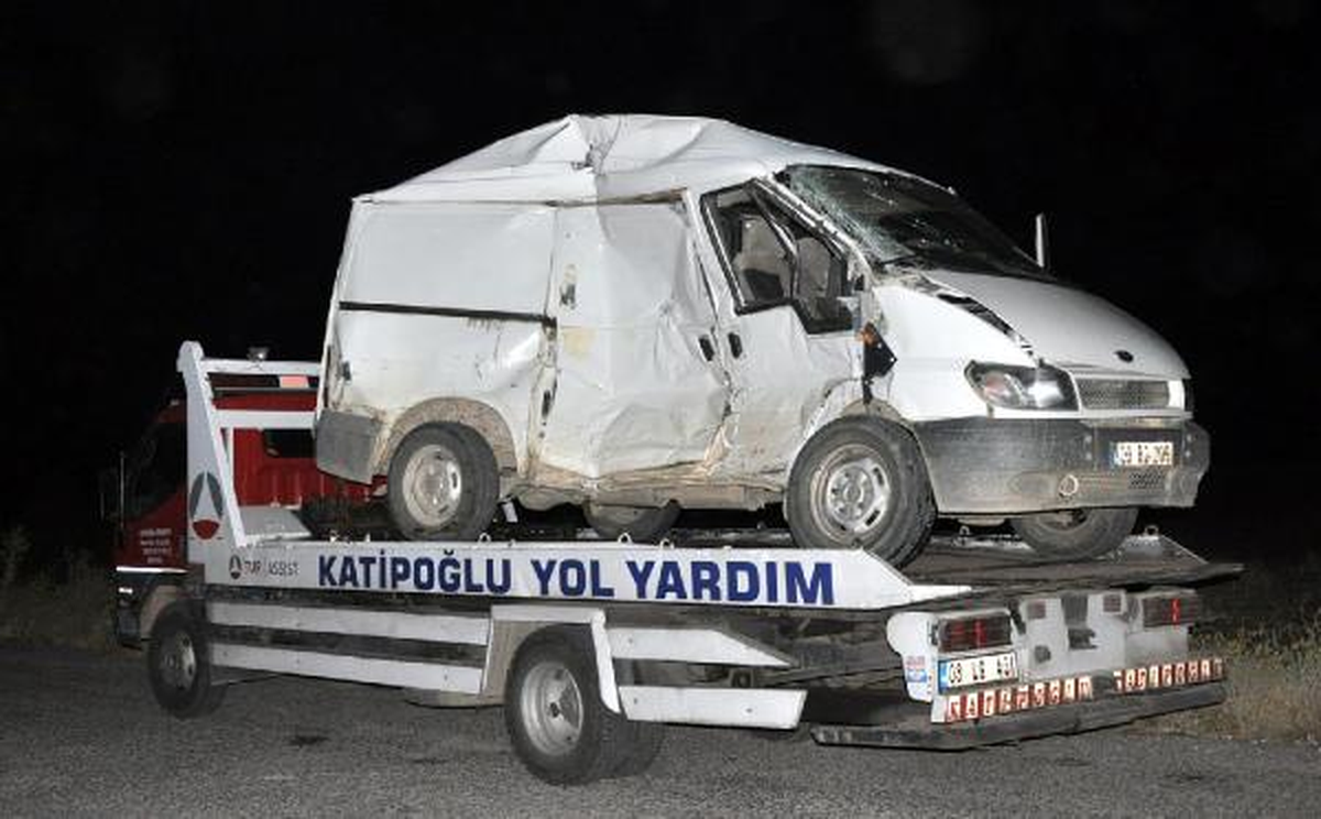 Otobüsle Minibüs Çarpıştı: 2 Kişi Yaralandı