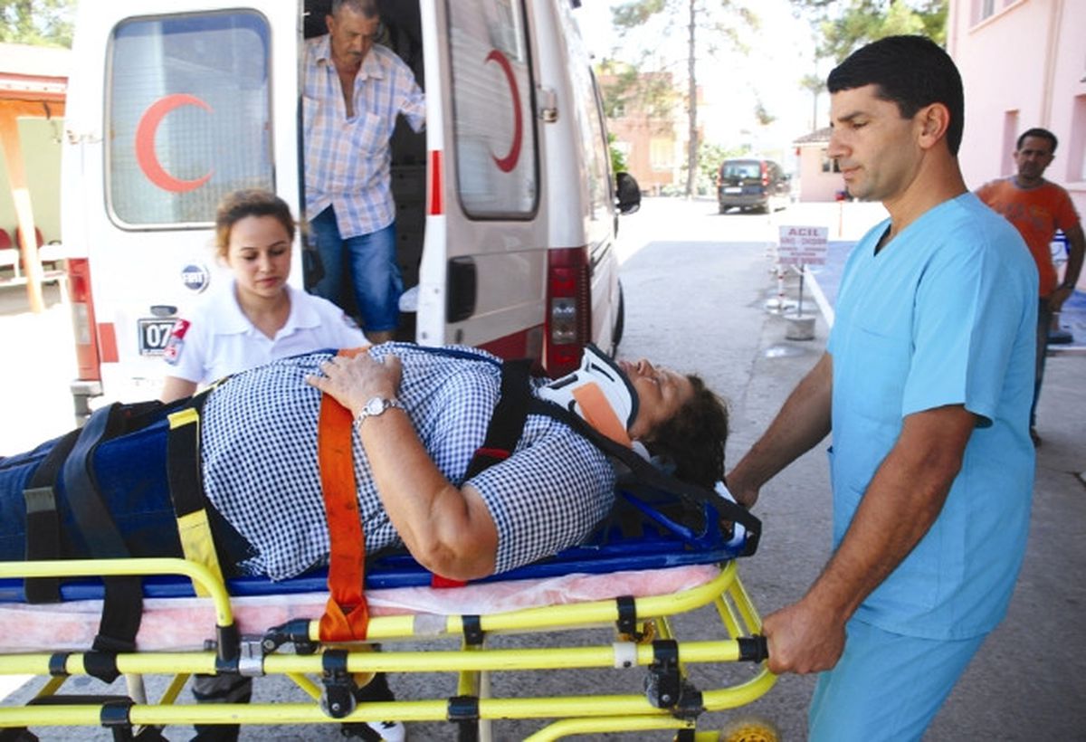 Otomobil Bariyere Çarptı: 2 Yaralı