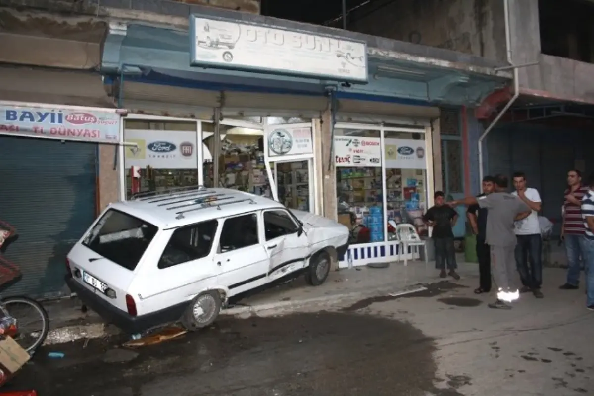 Otomobile Çarpmamak İçin Dükkana Girdi