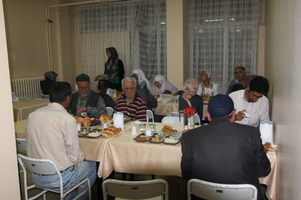 Palandöken Devlet Hastanesi\'nde Sahur İkramı