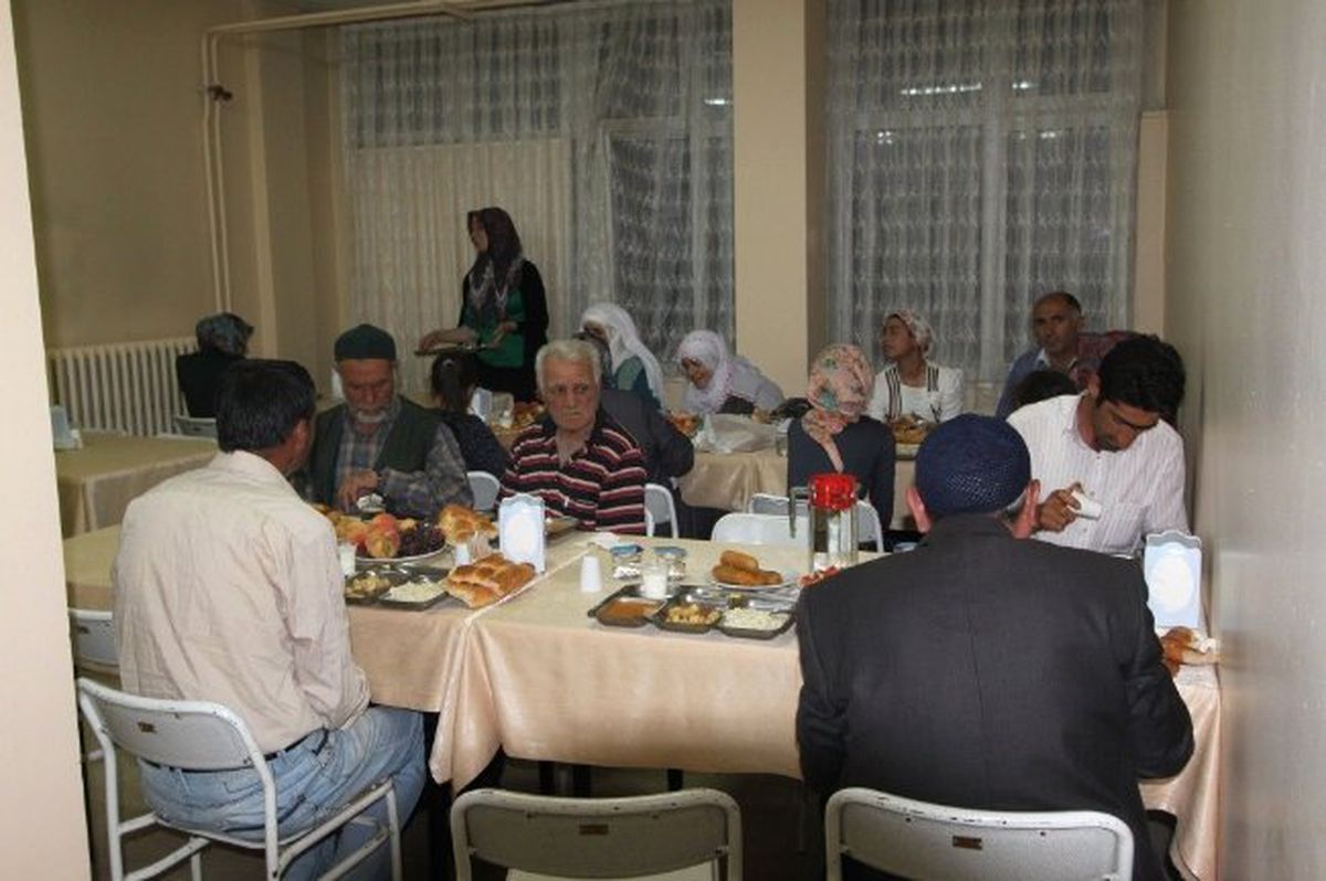 Palandöken Devlet Hastanesinde Hasta ve Hasta Yakınlarına Sahurda Açık Büfe İkram