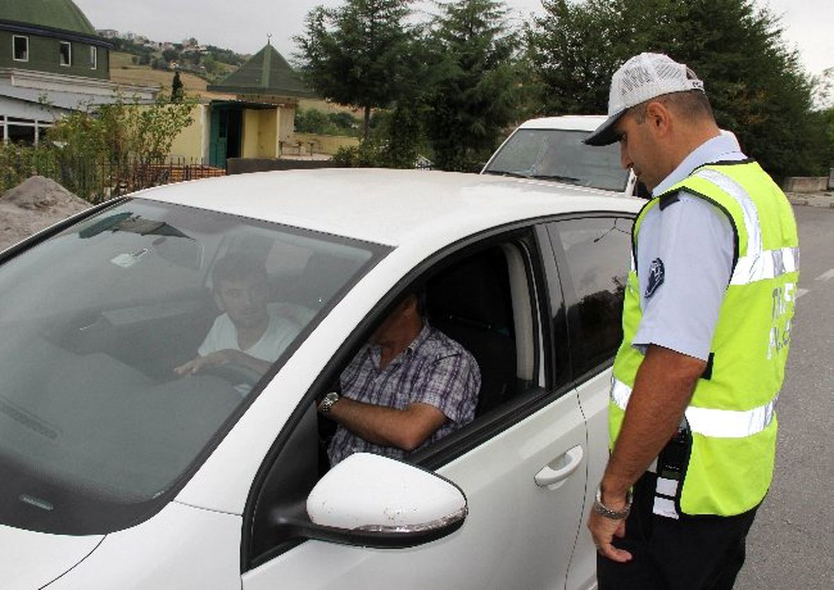 Polis Kemer Takmayan Sürücülere Ceza Yağdırdı