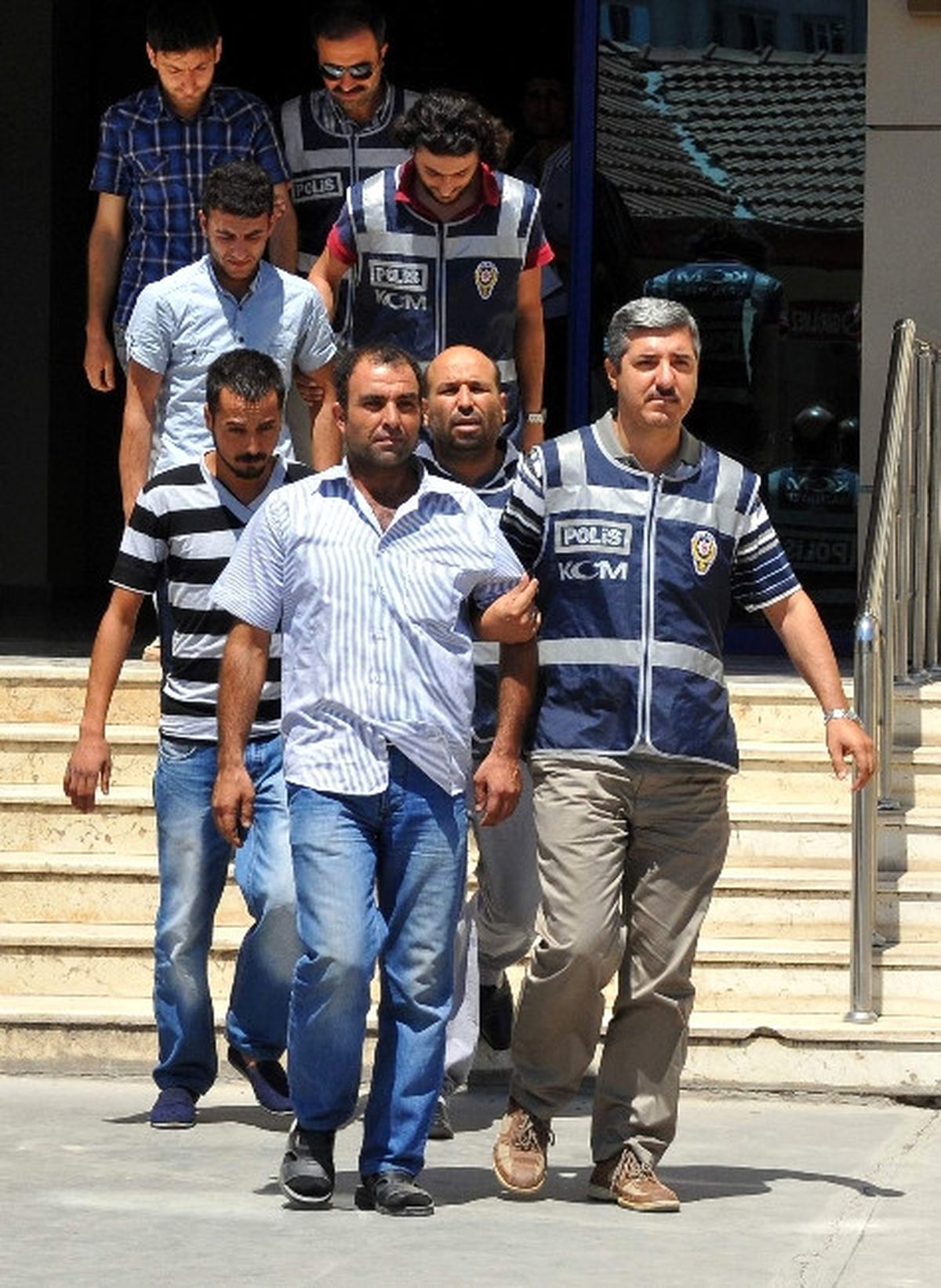 Şaşkın Kaçakçılar Polisi Depoya Götürdü