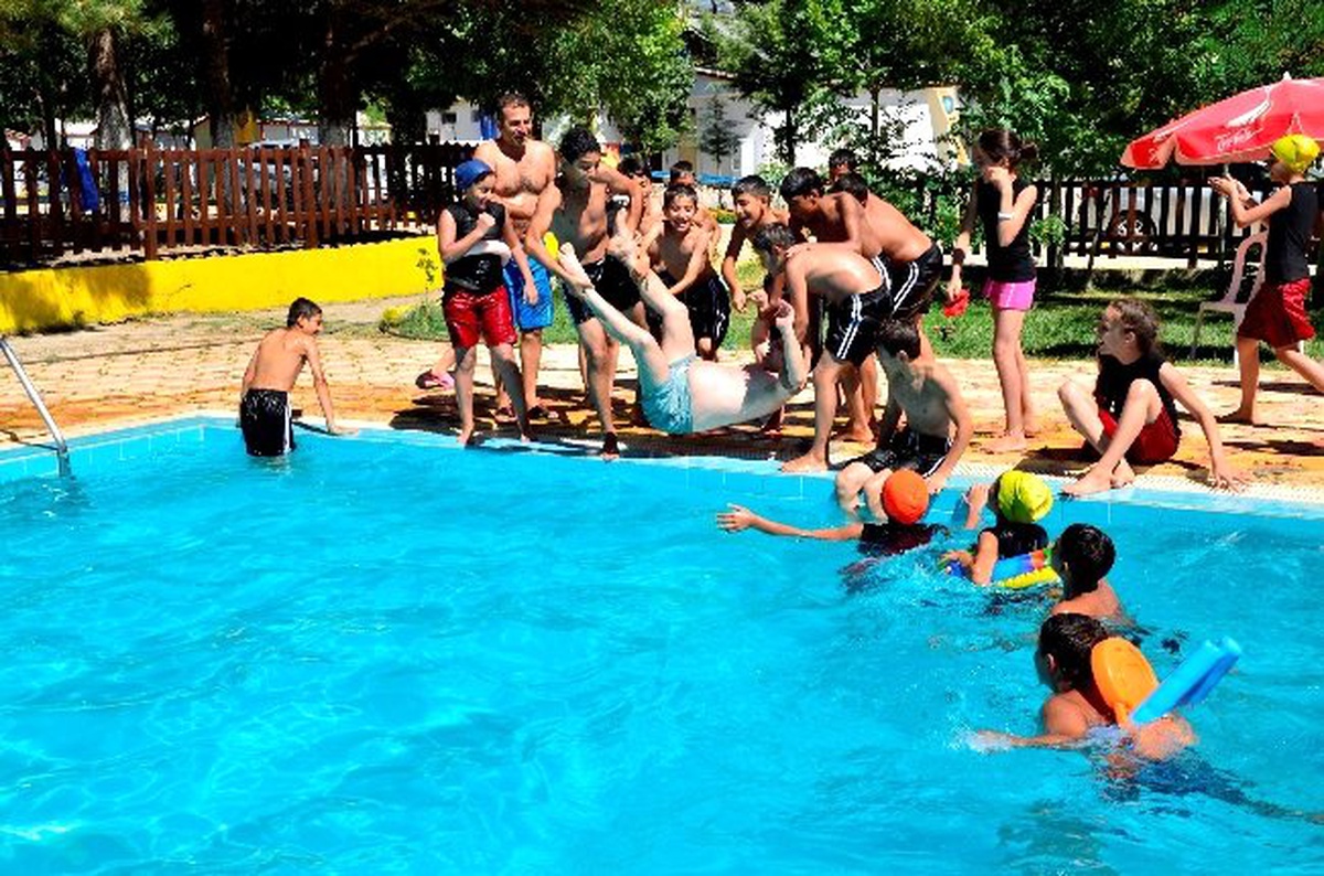 (Tekrar) Çocuklar, Diyarbakır Büyükşehir Belediye Başkanı Baydemir\'i Havuza Attı