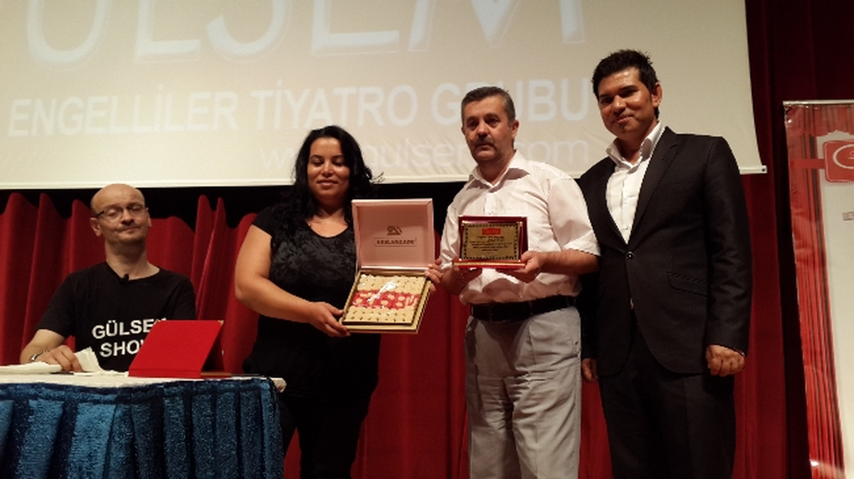 Tiyatro Topluluğundan, Dinar ve Meriç\'e Teşekkür Plaketi