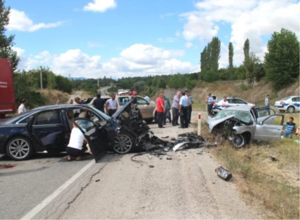 Tosya\'da İki Otomobil Çarpıştı: 1 Çocuk Öldü, 3 Yaralı