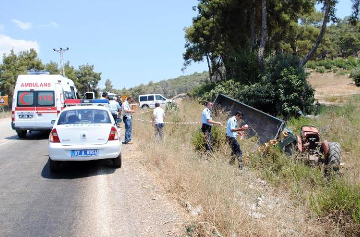 Traktör Şarampole Yuvarlandı, Sürücü Öldü