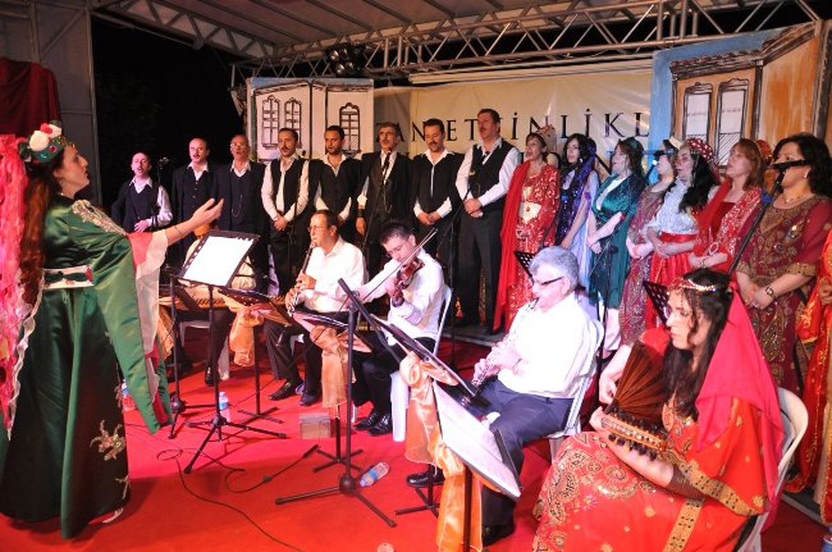 Türk Sanat Müziği Korosundan Nostaljik Konser