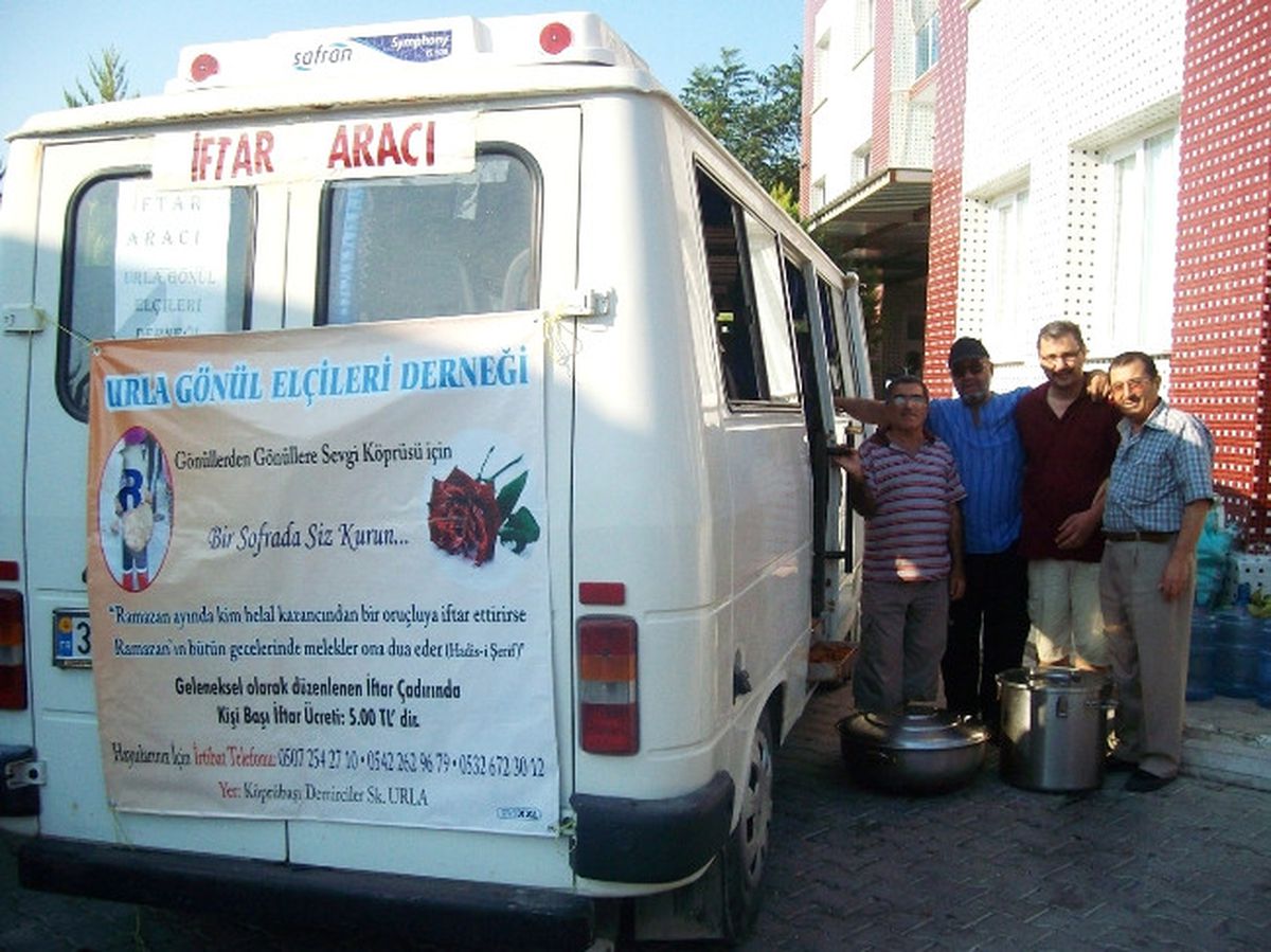 Urla\'da Herkes İftara, Gönüllüler Hayra Koşuyor