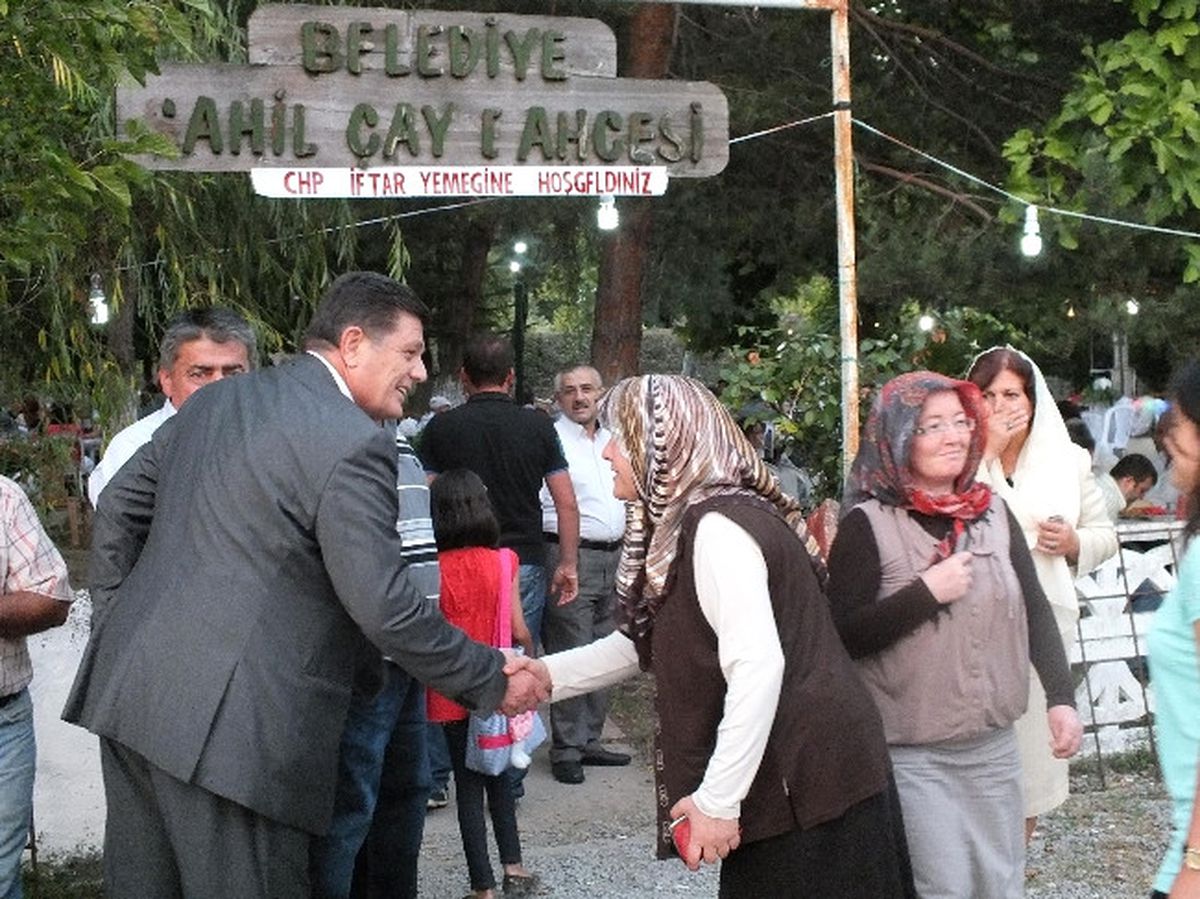 CHP\'li Yalçınkaya Partisinin İftarına Katıldı