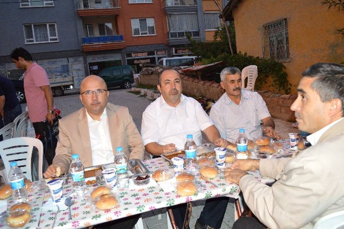 Afyonkarahisar\'da Mahalleli Sokakta Kurulan İftar Sofralarında Oruçlarını Açtı