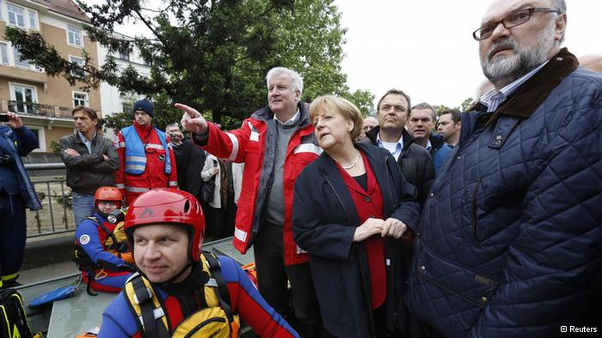Almanya Başbakanı Merkel Sel Bölgesini Ziyaret Etti