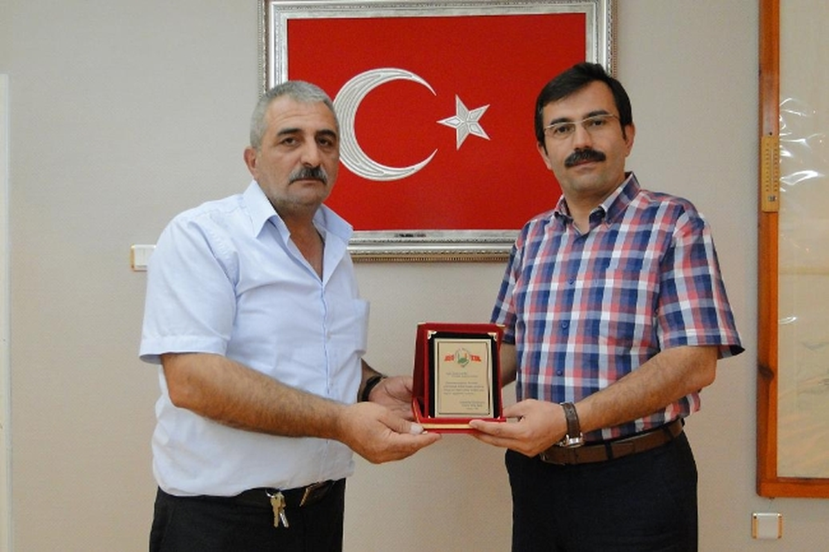 Başkan Uzunkaya\'dan Muhtarlara Plaket