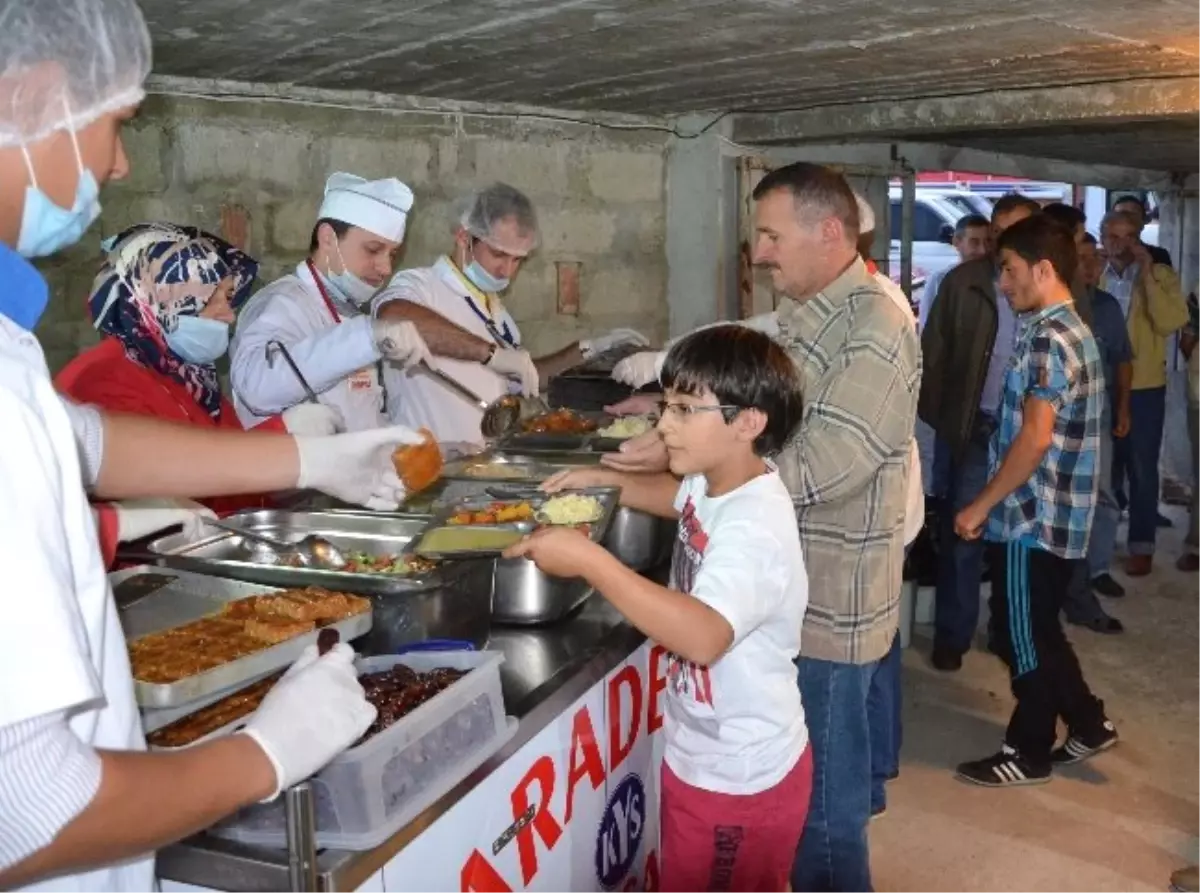 Çay Alım Yerinde İftar Açtılar