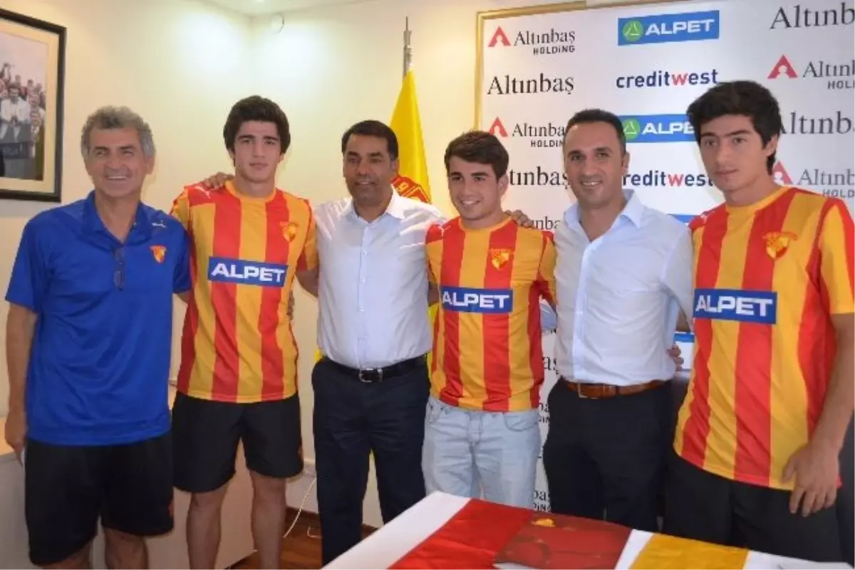 Göztepe 3 Futbolcuyla Profesyonel Sözleşme İmzaladı