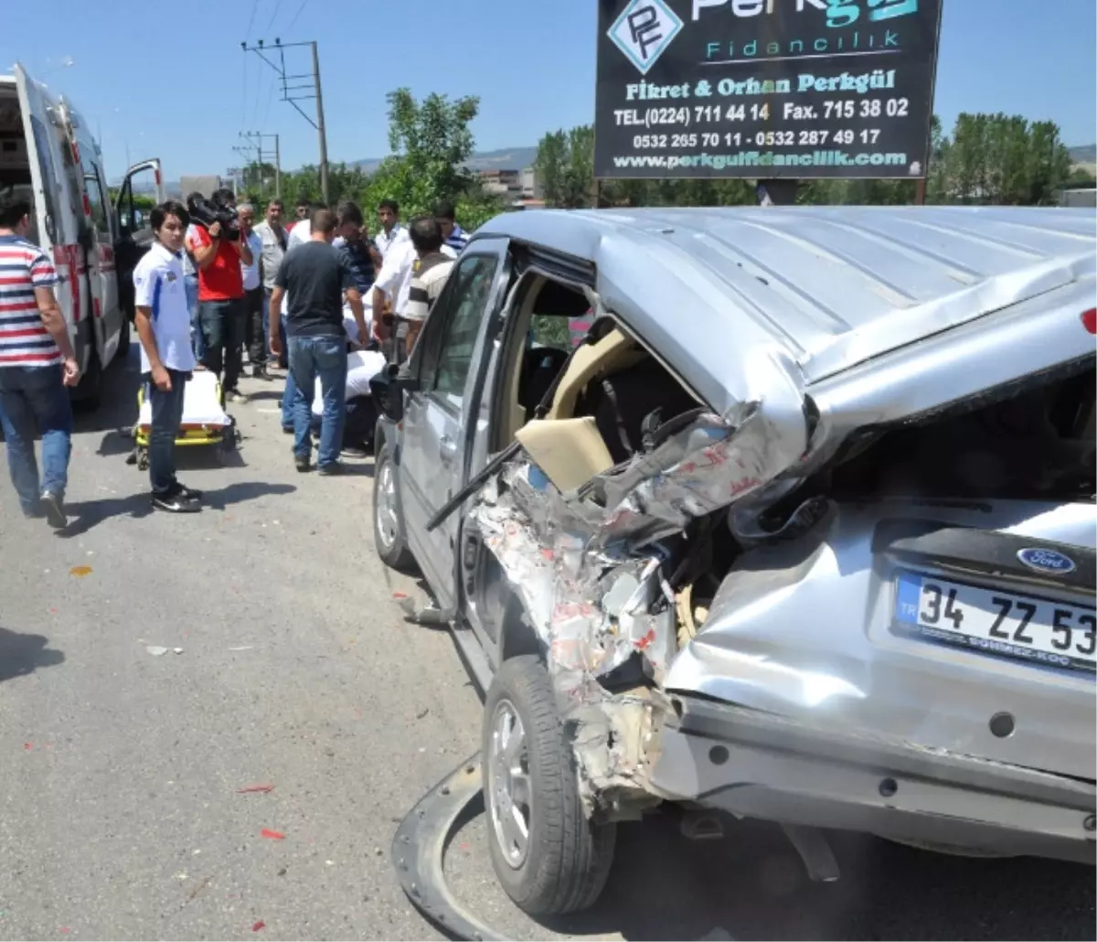 İnegöl\'de Trafik Kazası: 3 Yaralı