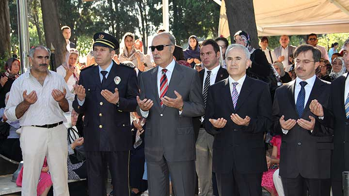 İstanbul Emniyet Müdürü Çapkın, Polis Şehitliği\'ni Ziyaret Etti