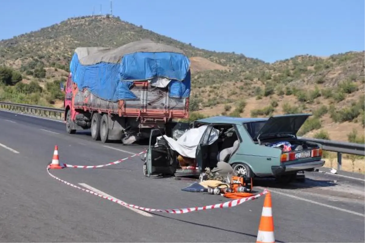 Kamyona Arkadan Çarpan Otomobilin Sürücüsü Öldüyaralı