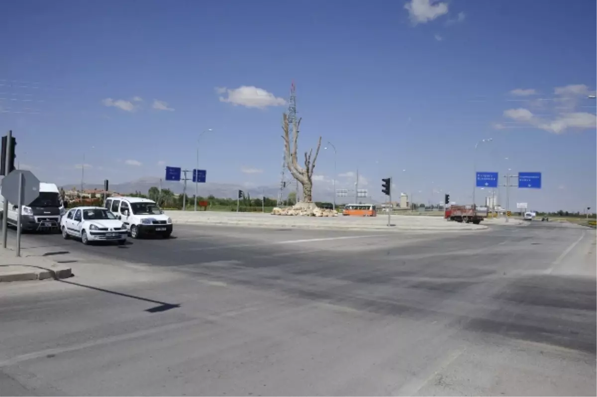 Karaman Girişine Kuru Çınar Ağacı Dikildi