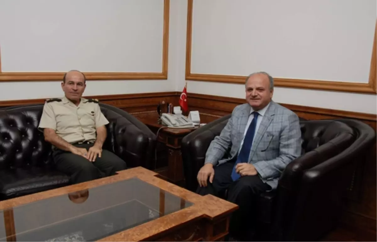 Kayseri Jandarma Bölge Komutanı, Kırşehir Valisi Özdemir Çakacak'ı Ziyaret Etti