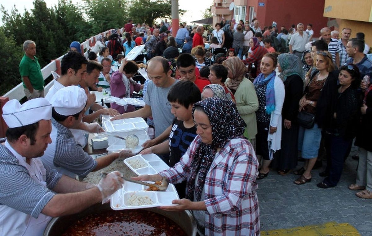 Kilimli\'de Mahalle İftarına Yoğun Katılım