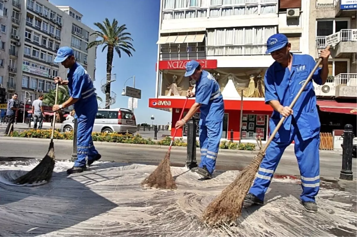 Konak\'ta Konteynerlere Yaz Temizliği