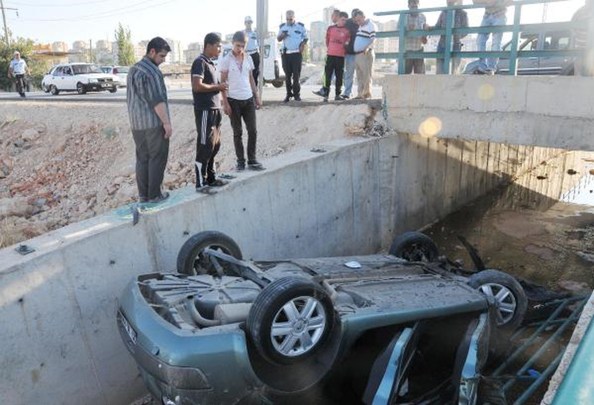 Otomobil Tahliye Kanalına Devrildi: 2 Yaralı