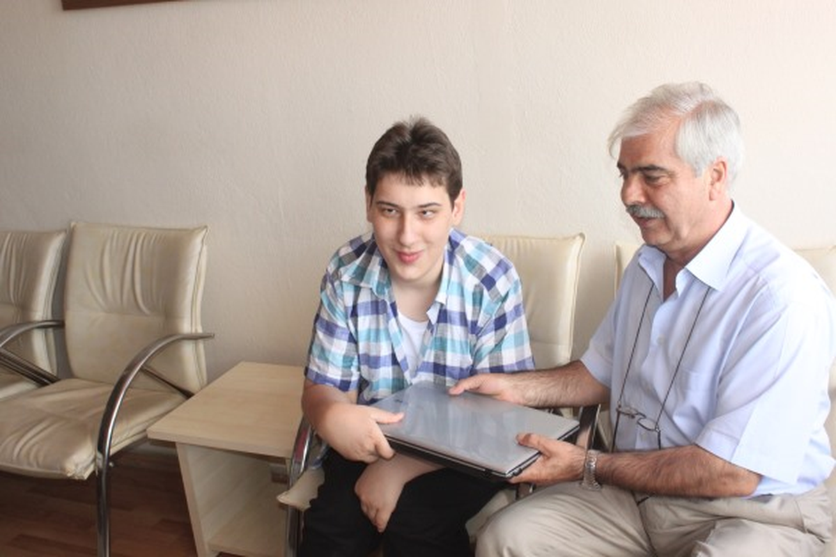 Özcan, Bedensel Engelli Gence Laptop Hediye Etti