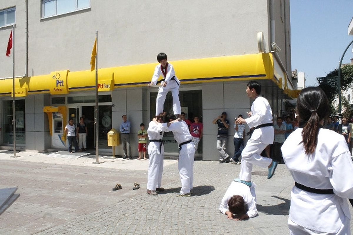 (Özel) Güney Kore\'den Gelen Tekvando Ekibi Selçuk\'ta Büyük Beğeni Topladı