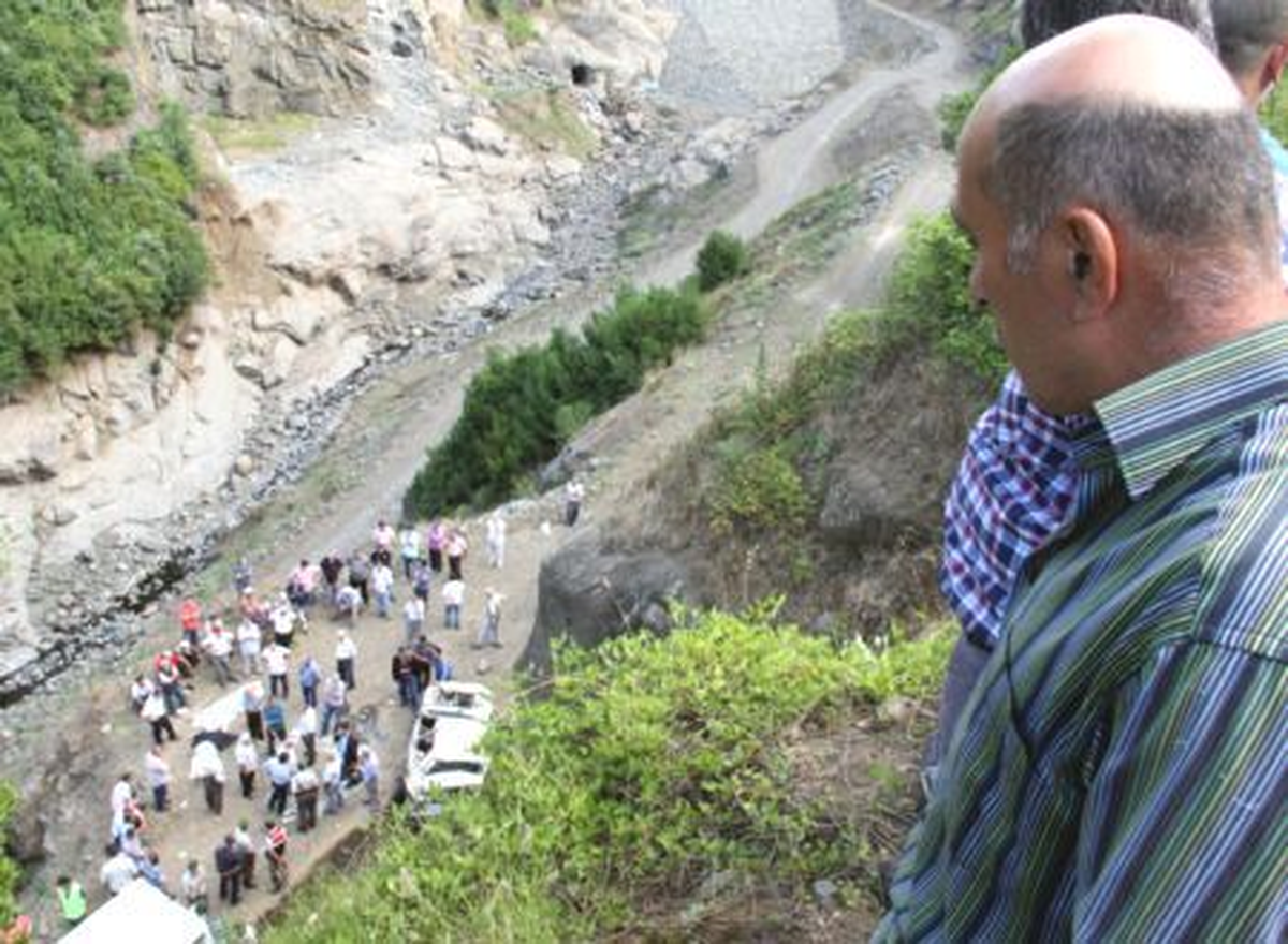 Samsun\'da Otomobil Uçuruma Yuvarlandı: 2 Ölü