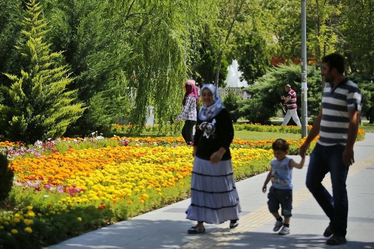Sincan\'ın Dört Bir Noktasından Çiçek Kokuları Yükseliyor