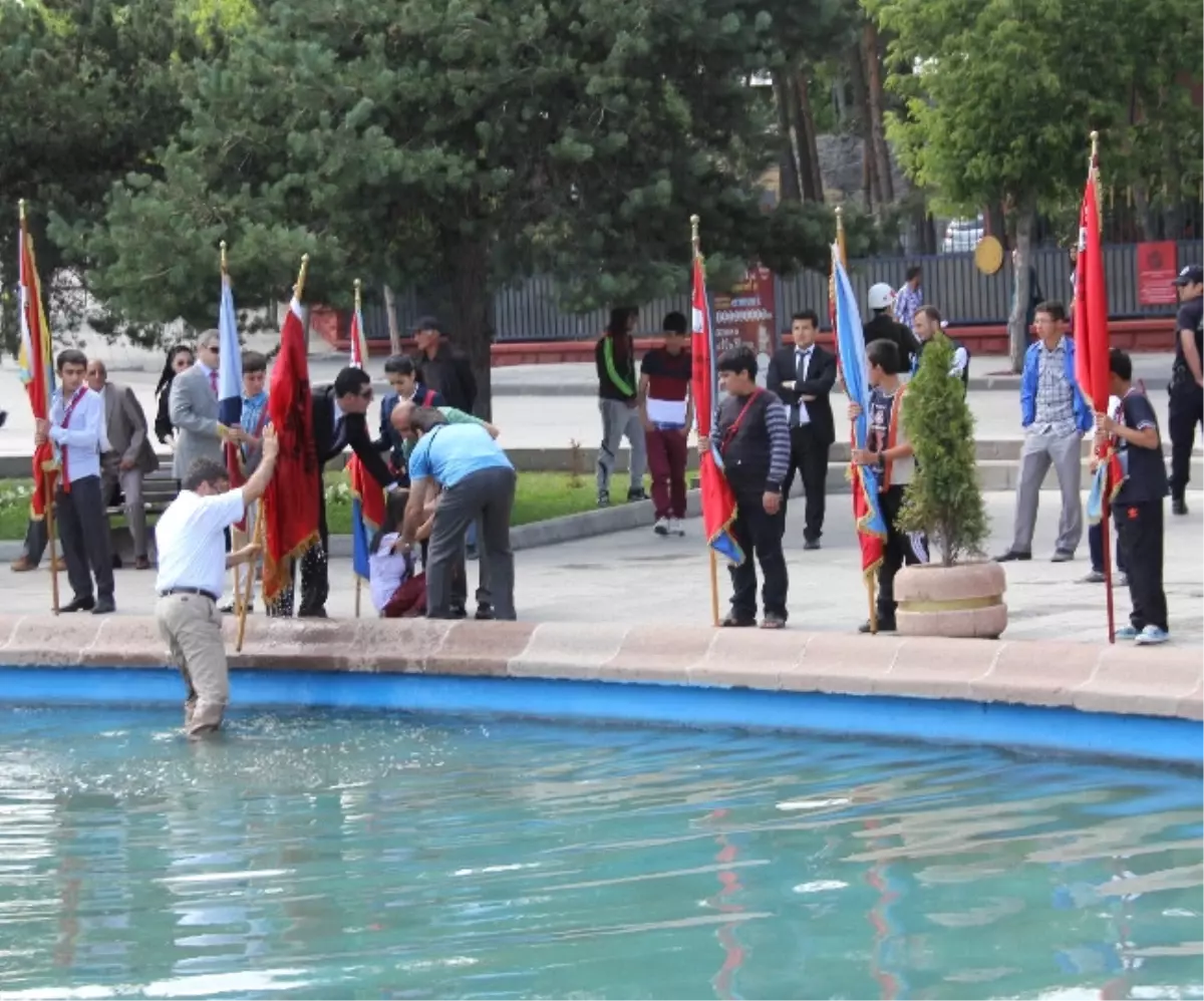 Flama Tutan Kız Öğrenci Havuza Düştü