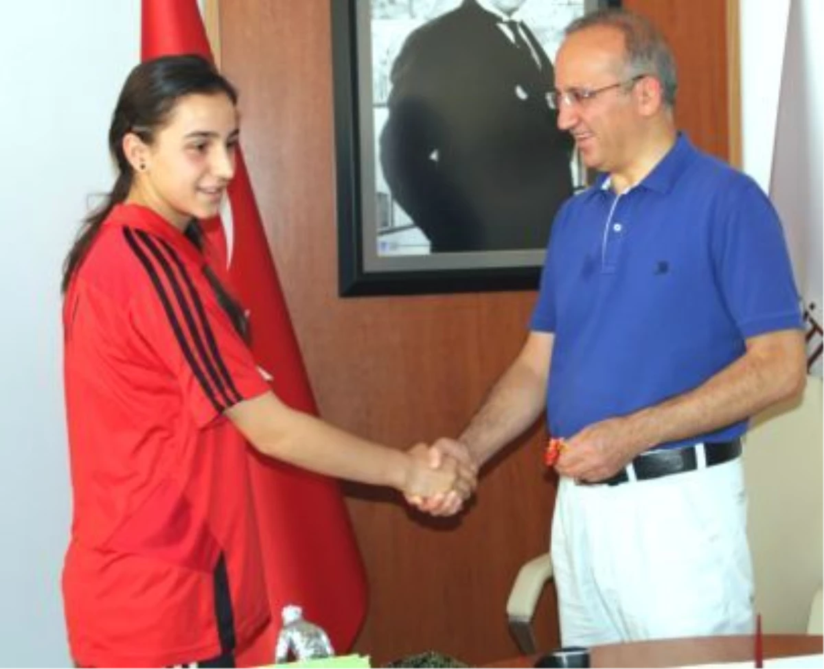 Vali Yurdakul, Bitlis\'in Başarılı Sporcularını Ödüllendirdi