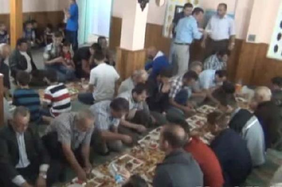Yağmur Başlayınca İftara Camide Devam Ettiler