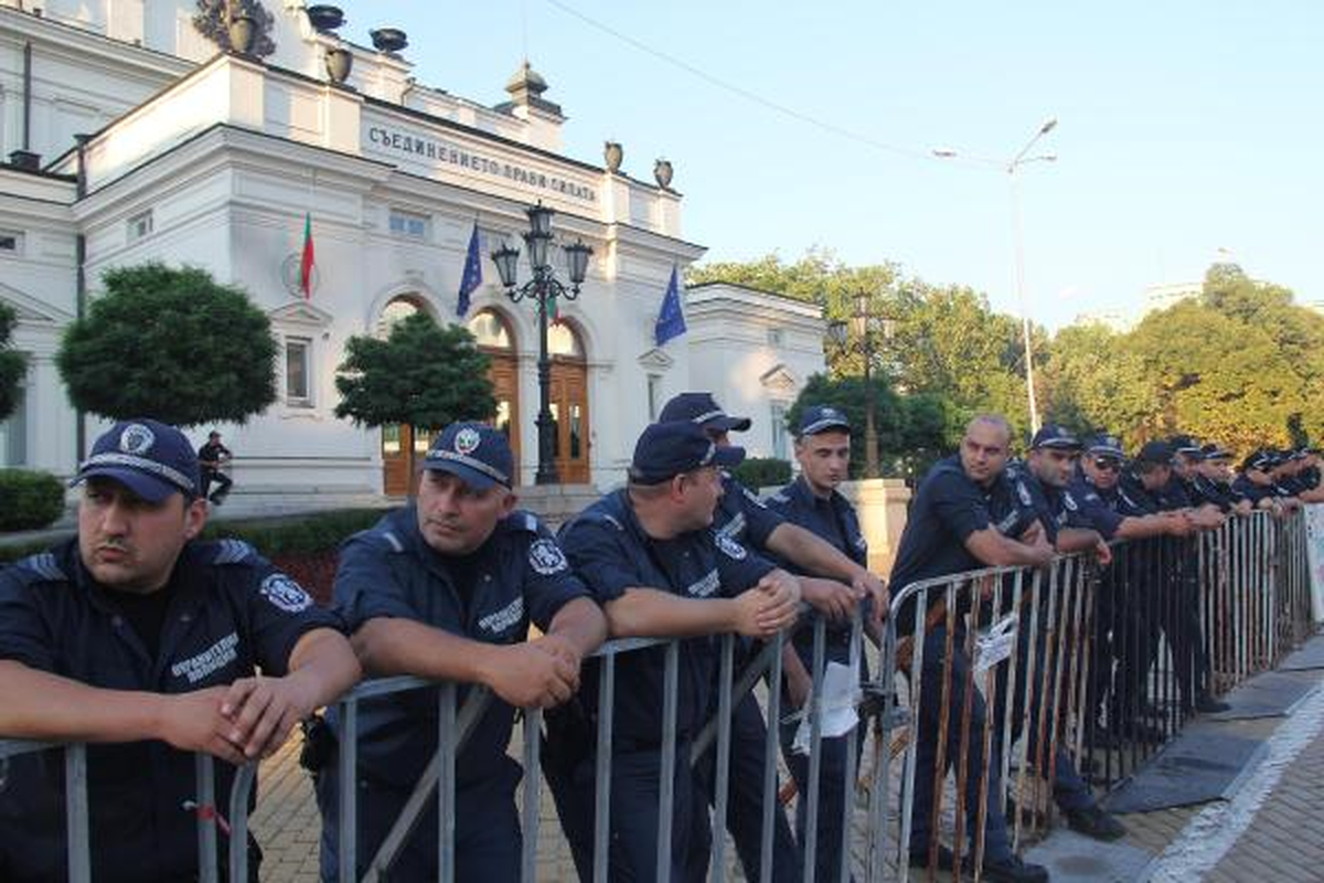 Bulgaristan\'da 20 Bin Kişi Meclisi Kuşattı