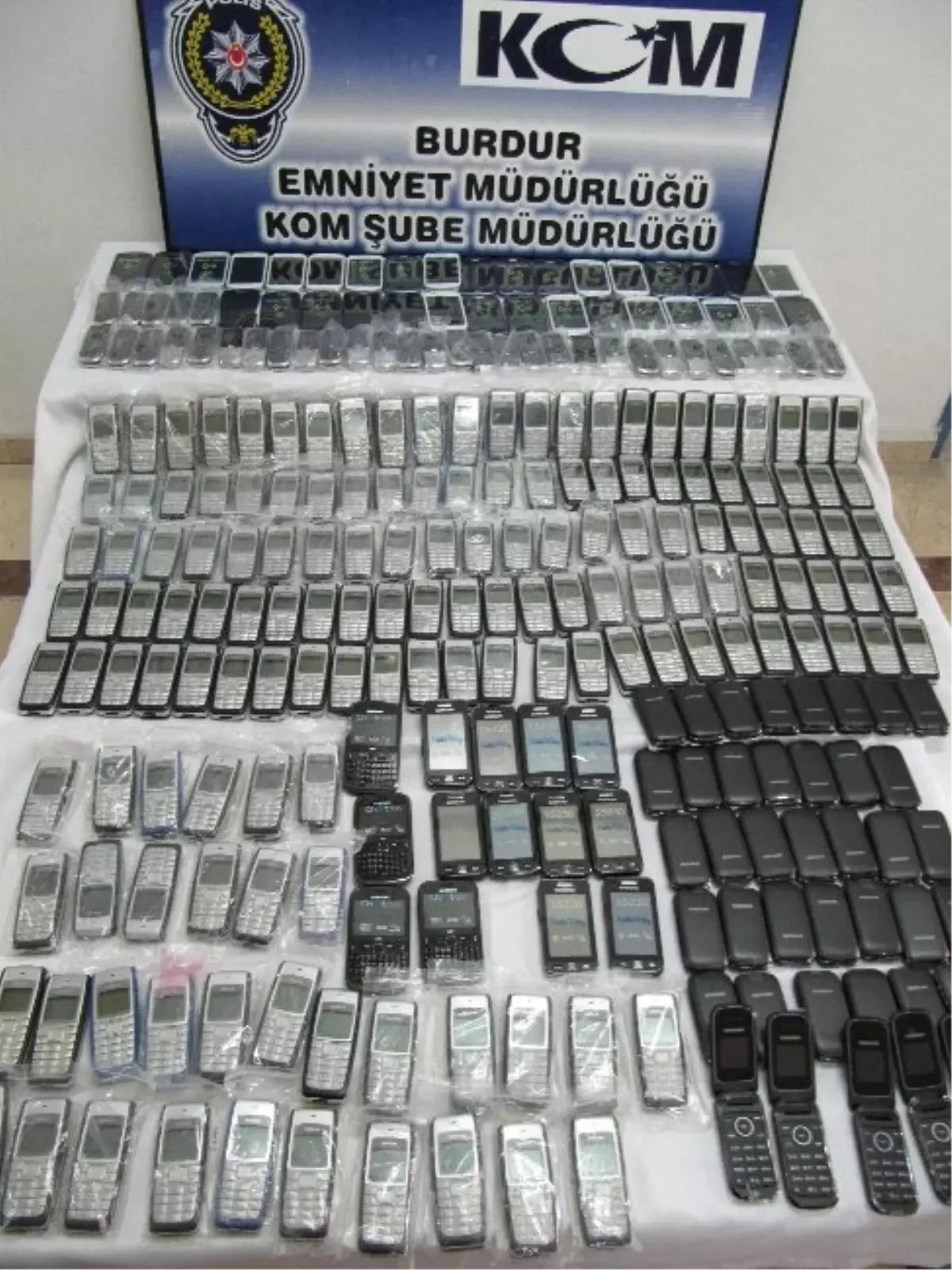 Burdur\'da Gümrük Kaçağı 403 Telefon Ele Geçirildi