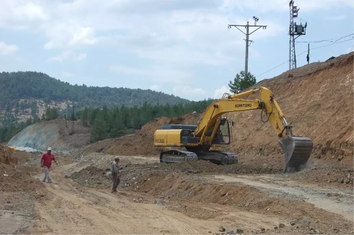 Bursa\'da Trenin Geçtiği Köyde Yol Sevinci