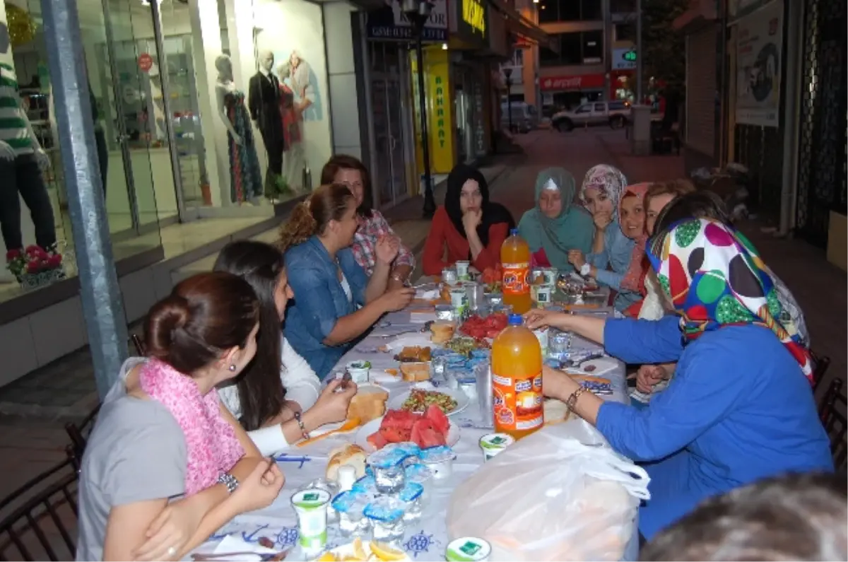 Çaycumalı Esnaflar Cadde Üzerinde İftar Yemeği Düzenledi