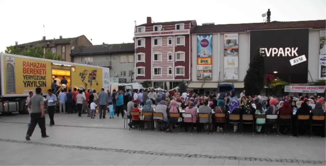 Cumhuriyet Meydanında İftar Coşkusu