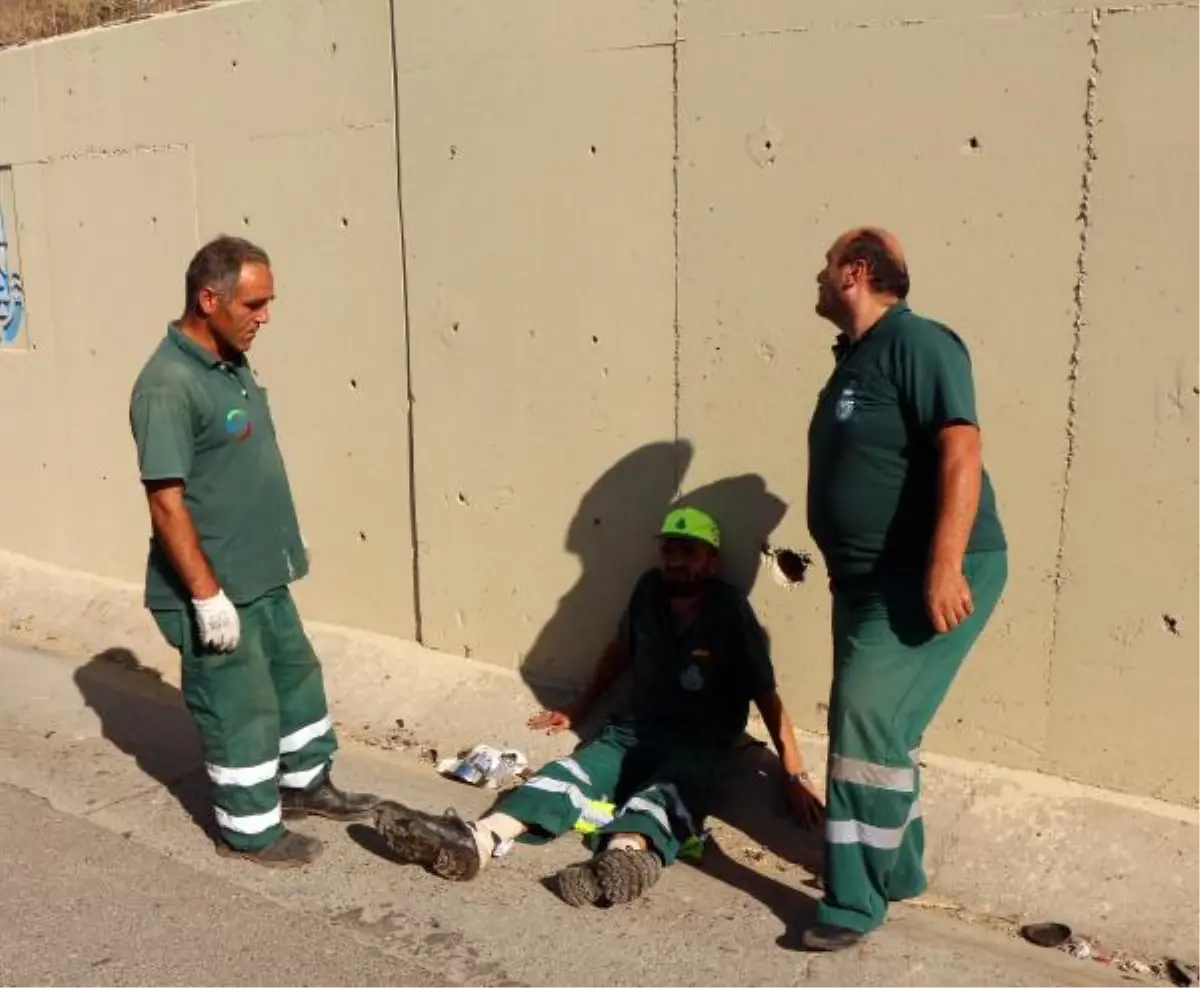 Emniyet Şeridine Giren Otomobil Temizlik İşçisine Çarptı